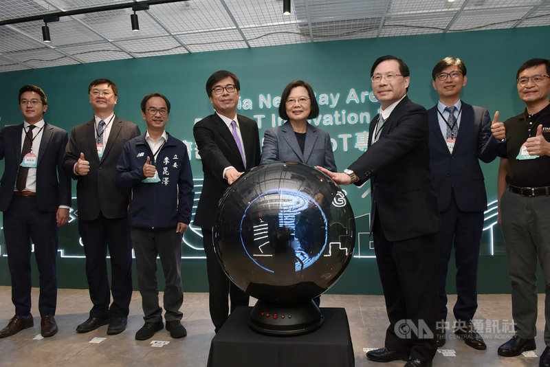 高雄亞灣新創園暨5G AIoT專案辦公室6日開幕,總統蔡英文(右4)、經濟部次長林全能(右3)、高雄市長陳其邁(左4)參與。(經濟部提供)中央社記者曾以寧傳真 110年12月6日
