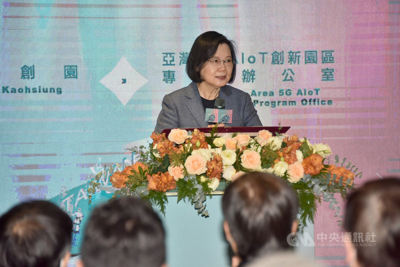高雄亞灣新創園暨5G AIoT專案辦公室6日開幕,總統蔡英文致詞表示,希望將來高雄可以成為台灣另一個新的科技中心,讓南方科技廊道的發展,為南部年輕人創造更多優質工作機會,也引領台灣下一個世代的產業與經濟發展。(經濟部提供)中央社記者曾以寧傳真 110年12月6日
