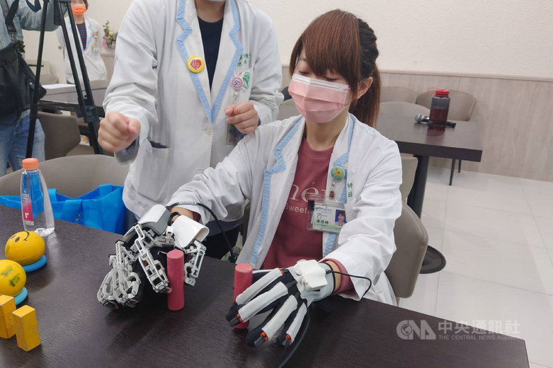 奇美醫學中心引進「穿戴式上肢遠端復健機器手」,協助中風病人復健,透過智慧感應健康手的動作,同步帶領患部手模仿,使病人在一伸一屈動作間感覺肌肉控制,完成對稱性動作,刺激腦神經及神經肌肉,重複練習找回手感。中央社記者楊思瑞攝 110年12月6日