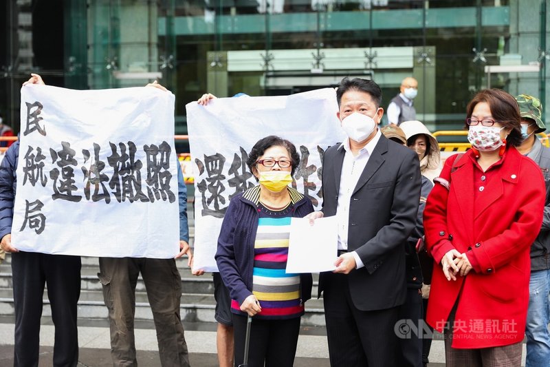 遠東航空自救會6日向交通部遞交陳情書,前立委許榮淑(左)也到場,懇請政府能同意遠航儘快恢復營運,恢復遠航員工的工作權。中央社實習記者蕭宇軒攝 110年12月6日