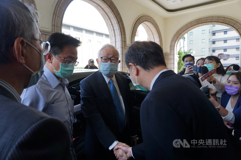 民進黨立委高嘉瑜遭男友林秉樞施暴,媒體報導,林秉樞與台積電創辦人張忠謀夫人張淑芬有對話的截圖。張忠謀(左3)6日在司法院出席演講活動時表示,林秉樞曾跑來見他太太一面,但談什麼他不知道。中央社記者林長順攝 110年12月6日