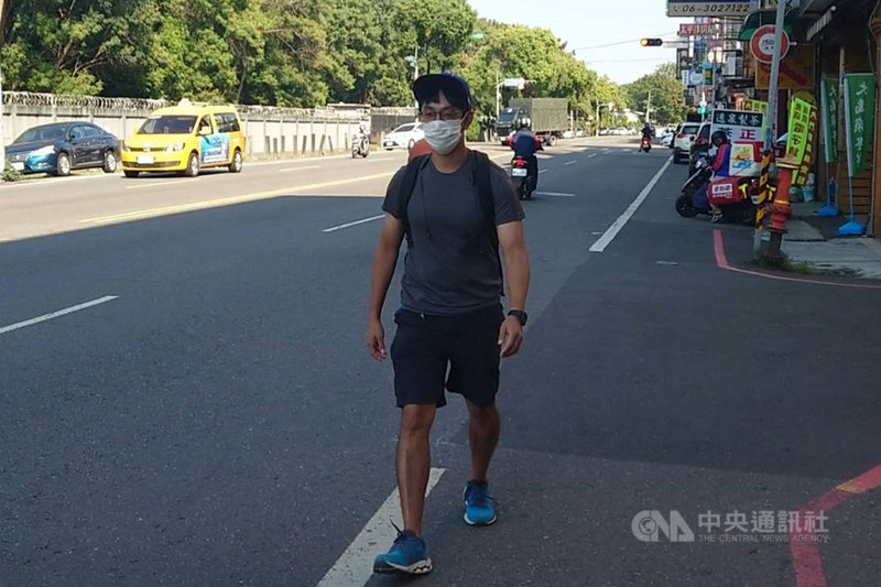 日本台灣交流協會台北事務所總務部主任中村親治挑戰分段徒步環台，他6日受訪時表示，今年8月起用休假時間徒步環島，先花5天從台北走到台中，然後搭高鐵回台北，之後休假再搭車到台中，完成台中到嘉義段，4日再從台北搭車到嘉義，6日走到台南後將先搭車回台北上班，希望能體驗各地不同風土文化。中央社記者楊思瑞攝 110年12月6日