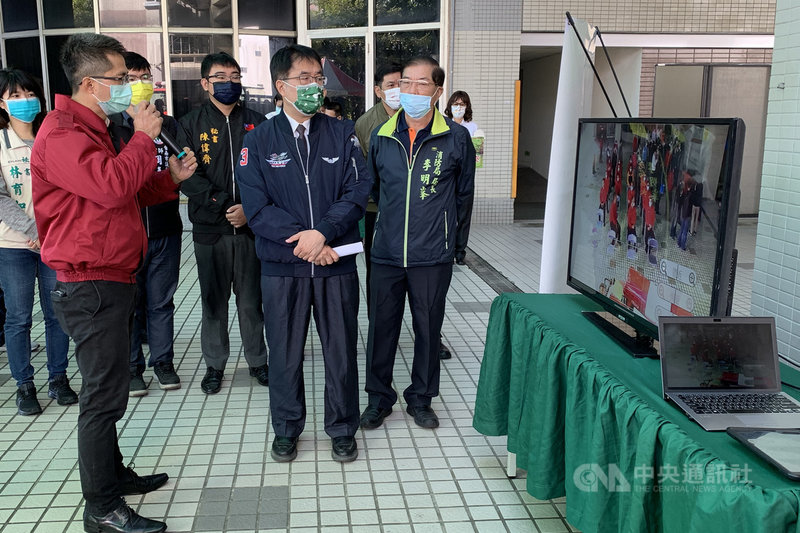 台南市政府消防局6日發表「救災現場遠端資訊系統」建置成果,市長黃偉哲(前中)到場觀看展示內容。(台南市消防局提供)中央社記者楊思瑞台南傳真 110年12月6日