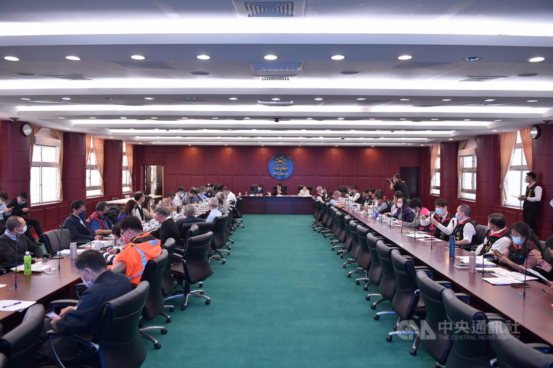 立法院交通委員會考察花蓮地區交通建設,相關局處單位首長代表等多人出席,共同針對鐵路雙軌電氣化、花蓮港區活化、台9線蘇花公路安全提升計畫等提出簡報與意見。中央社記者李先鳳攝 110年12月6日
