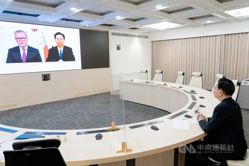 外交部長吳釗燮日前接受「澳洲天空新聞台」(Sky News Australia)視訊專訪,就兩岸關係、台灣因應中國威脅、台灣對澳洲重要性等議題說明。(外交部提供)中央社記者游凱翔傳真 110年12月6日