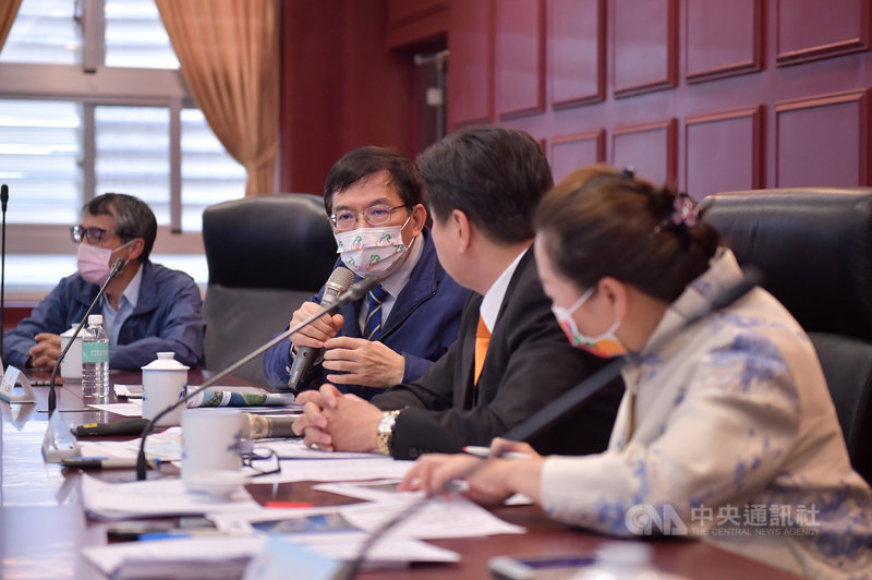 公路總局推動辦理「台9線蘇花公路安全提升計畫」(蘇花安),日前在花蓮崇德部落說明會上居民意見分歧。交通部長王國材(右3)6日表示,路廊在崇德地區沿都市計畫區邊緣,向南銜接太魯閣大橋北側,交接處將要求特別留意勿成為瓶頸,也會避開崇德遺址等。中央社記者李先鳳攝 110年12月6日