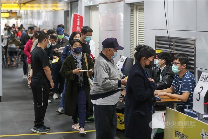 指揮中心5日起在台北車站設莫德納疫苗施打站，民眾無須預約、隨到隨打，完成接種者還可獲得全聯100元禮券。圖為民眾6日下午到北車排隊施打疫苗情形。中央社記者裴禛攝 110年12月6日