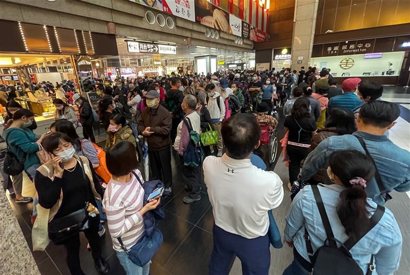 不少民眾6日到台北車站排隊等候打疫苗，人龍一路綿延到車站大廳。中央社記者裴禛攝 110年12月6日