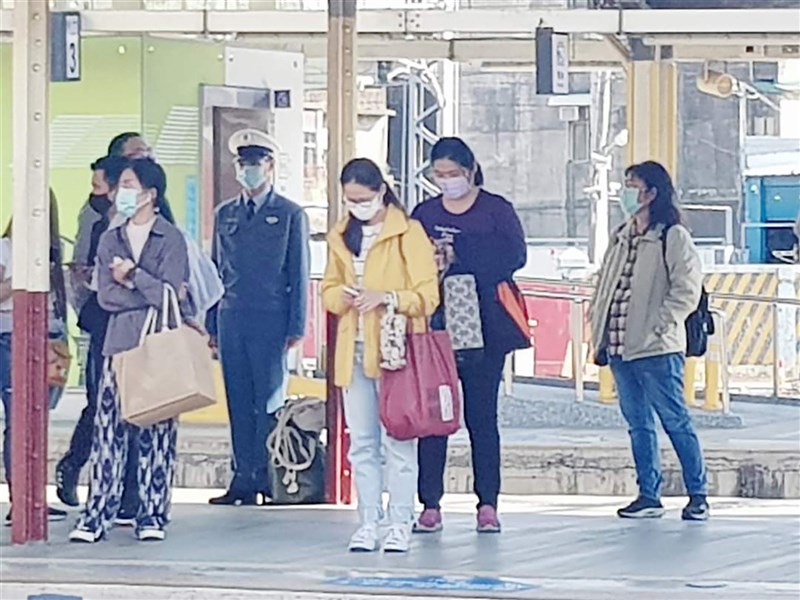 高雄中正預校學生顏誠被民眾發現在月台立正候車30分,敬業表現堪稱「最美人形立牌」。(翻攝爆料公社)中央社記者洪學廣傳真 110年12月6日