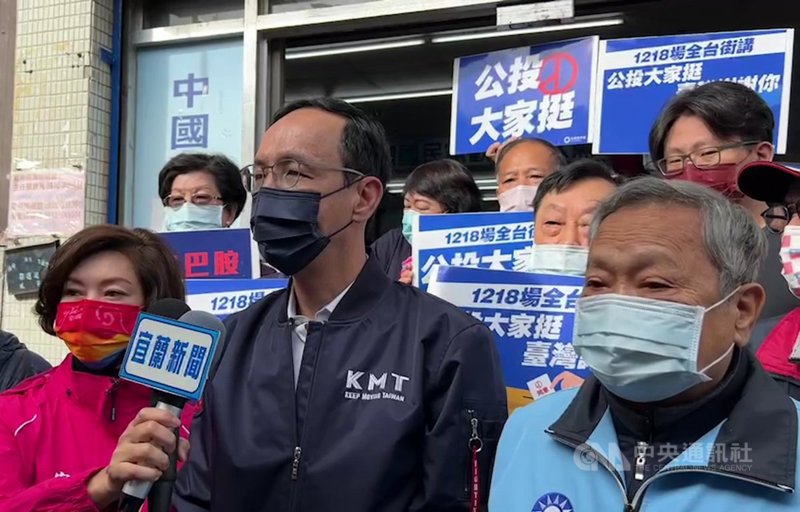 民進黨立委高嘉瑜遭男友林秉樞施暴案牽連出民進黨網軍案。國民黨主席朱立倫(前中)6日接受媒體聯訪時表示,民進黨靠網軍奪權又靠網軍治國,最後網軍會毀掉台灣。(國民黨提供)中央社記者王朝鈺傳真 110年12月6日