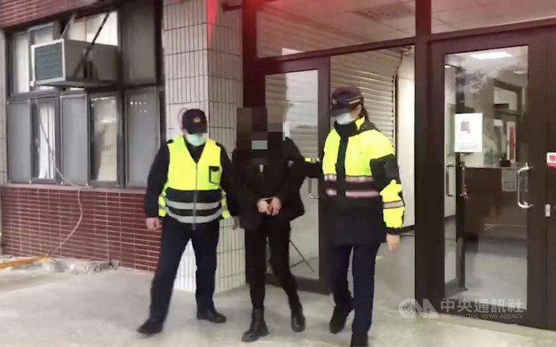 苗栗縣警察局苗栗分局6日表示,吳姓女子(中)到苗栗市某汽車保養廠假冒車主親友,謊稱親人急需用車,隨即將留有鑰匙的待保養車輛竊取開走,不到3小時即遭員警攔截圍捕到案,依竊盜現行犯送辦。(警方提供)中央社記者管瑞平傳真 110年12月6日