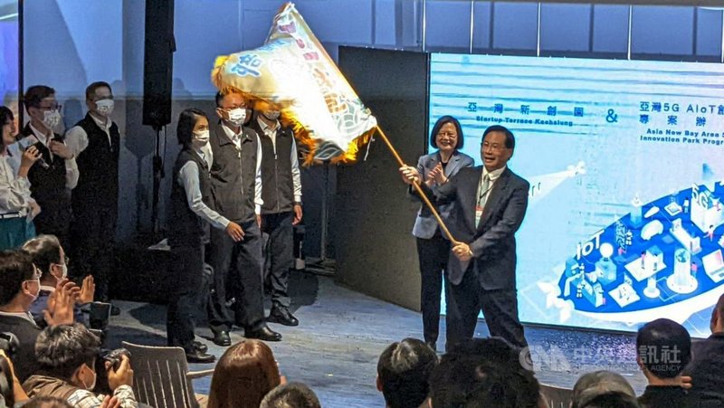 高雄亞灣新創園暨5G AIoT專案辦公室6日開幕,總統蔡英文(右2)授高雄傳統大漁旗給經濟部次長林全能(右1),象徵新創滿載而歸。中央社記者曾以寧攝 110年12月6日