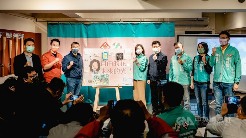 民進黨台中市第2選區立委補選參選人林靜儀(右5)6日成立烏日競選總部,並公布競選主題曲「自由的花」,競總主委林佳龍(右4)、後援會總會長蔡其昌(左3)、總幹事陳柏惟(左2)出席。(民眾提供)中央社記者趙麗妍傳真 110年12月6日