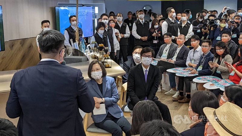 高雄亞灣新創園暨5G AIoT專案辦公室6日開幕,總統蔡英文(前左1)、高雄市長陳其邁(前左2)出席,現場與進駐團隊交流。中央社記者曾以寧攝 110年12月6日