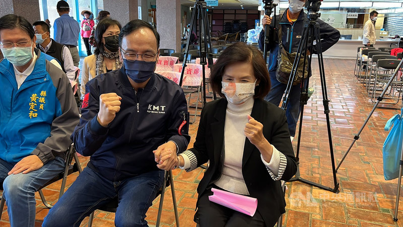 國民黨主席朱立倫(前中)6日出席在宜蘭縣政府縣民大廳舉辦的「110年度宜蘭縣敬老眼鏡捐贈記者會」,與宜蘭縣長林姿妙(前右)同台,兩人握手讓媒體拍照,展現黨內團結。(國民黨提供)中央社記者王朝鈺傳真 110年12月6日