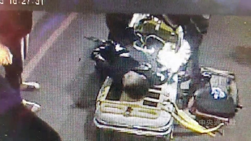 1名2歲男童疑被垃圾車音樂聲吸引,5日晚間從住家陽台墜樓,撞破遮雨棚後摔落地面,救護車趕往將男童送醫,暫無生命危險。(翻攝畫面)中央社記者蕭博陽南投傳真 110年12月6日