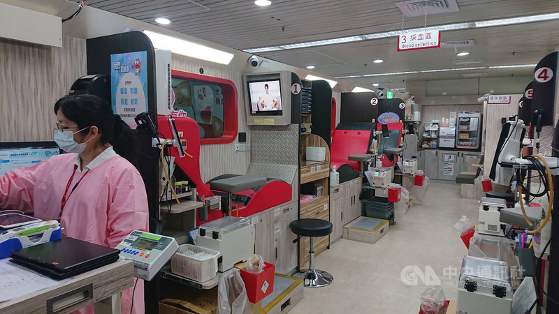 台北捐血中心忠孝捐血室6日開幕,內部設計仿照捐血車,但空間更大、更舒適。中央社記者陳婕翎攝 110年12月6日