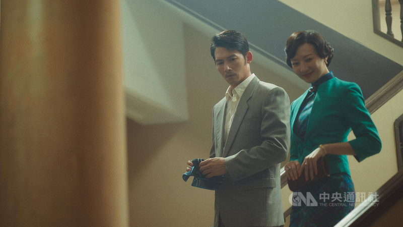 在時代劇「茶金」最新劇情中,藝人溫昇豪(左)飾演的KK,被自稱是他「太太」、由李杏(右)飾演的夏老闆保釋出獄。(公視提供)中央社記者葉冠吟傳真 110年12月6日