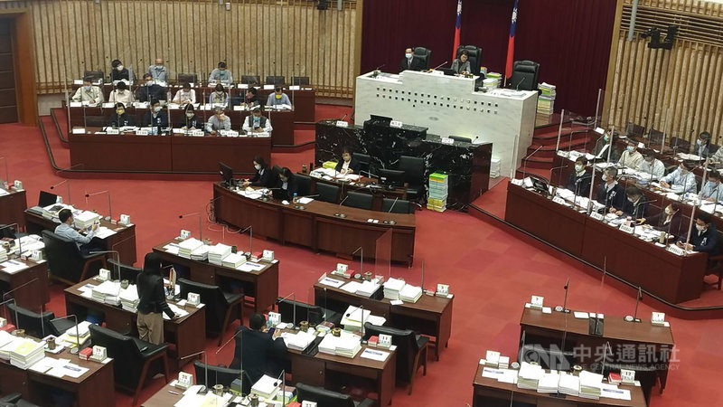 高雄市議會6日下午進行「中油高雄廠土地污染整治」專案報告,由工務局長楊欽富上台報告,市長陳其邁及副市長羅達生、環保局長張瑞琿等局處首長也列席備詢。圖為高雄市議會開會畫面。中央社記者蔡孟妤攝 110年12月6日