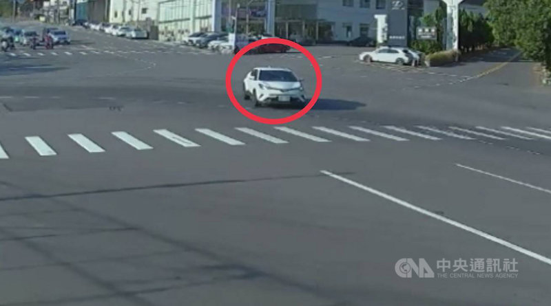 苗栗有民眾將愛車開回原廠保養,在休息室等待報價期間,車輛竟遭不明女子以謊稱親人要用車名義,將車輛竊取開走;警方獲報在3小時內查獲竊嫌及車輛。(警方提供)中央社記者管瑞平傳真 110年12月6日