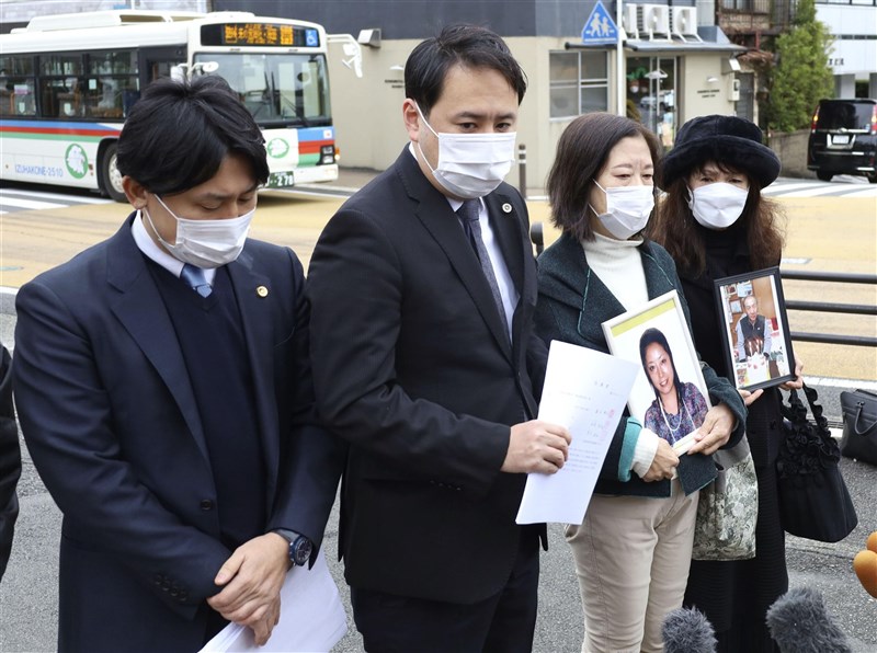 日本靜岡縣熱海市7月發生土石流造成26死1失蹤。圖為罹難者家屬6日帶著罹難者的照片拜訪警察署。(共同社)