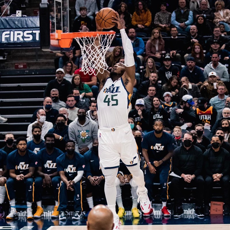 美國職籃NBA猶他爵士5日密契爾(圖)攻下35分,以109比108險勝克里夫蘭騎士。(圖取自facebook.com/utahjazz)