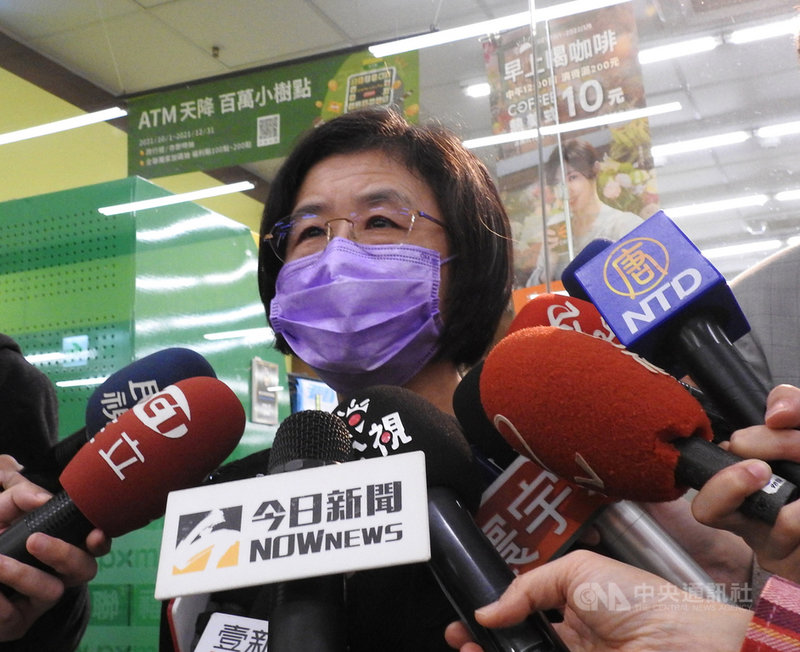 新北市政府6日在全聯板橋大觀站設置疫苗接種站,後續也會在大遠百、家樂福、IKEA等百貨賣場設站。衛生局長陳潤秋(圖)表示,這是大家會來的地方,對增加疫苗打氣有幫助。中央社記者王鴻國攝 110年12月6日