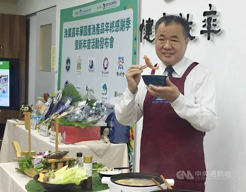 漁業署6日舉行「漁業嘉年華國產漁產品年終感謝季暨新年度活動」發布會,漁業署長張致盛會中宣布,自即日起到12月底,集結10家產地產業團體推出逾20項有產銷履歷、可溯源的優質水產組合,並推出好康優惠,歡迎民眾踴躍選購。中央社記者楊淑閔攝 110年12月6日