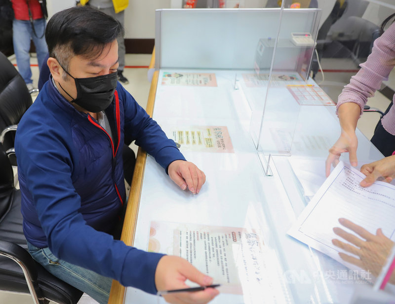 遠東航空董事長張綱維6日上午前往監察院遞交陳情書,希望爭取公道。中央社實習記者蕭宇軒攝 110年12月6日