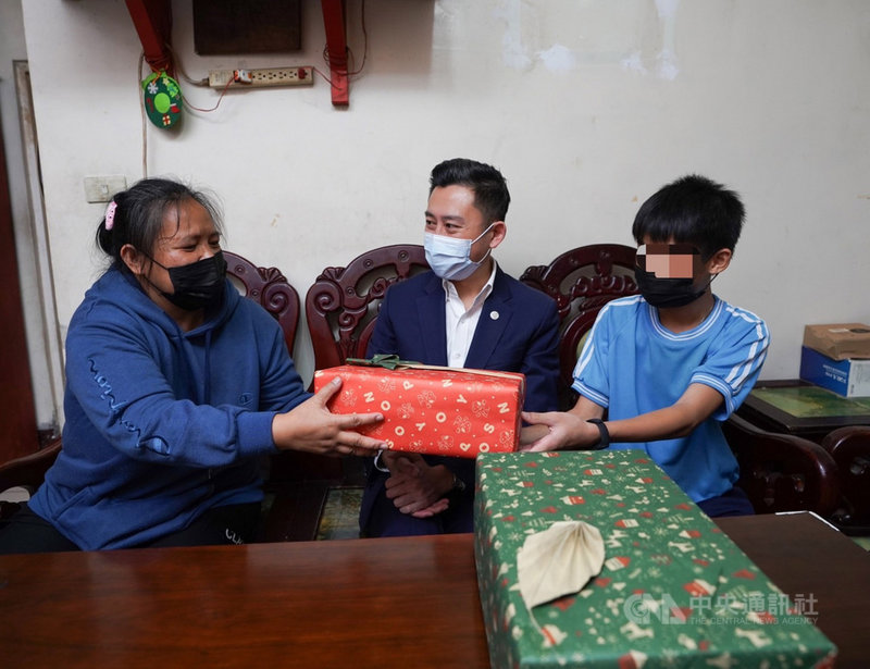 新竹市政府每年舉辦「心願卡」弱勢家庭孩童圓夢行動,市長林智堅(中)日前訪視弱勢家庭,助13歲小慶(右)完成心願,送小慶母親(左)一雙鞋。(新竹市政府提供)中央社記者郭宣彣傳真 110年12月6日