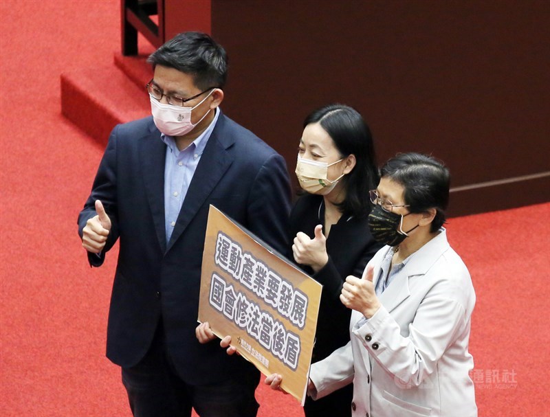 立法院會7日三讀修正通過運產發展條例部分條文,時代力量立委陳椒華(右起)、王婉諭、邱顯智在議場中舉看板讚聲並合影。中央社記者施宗暉攝 110年12月7日