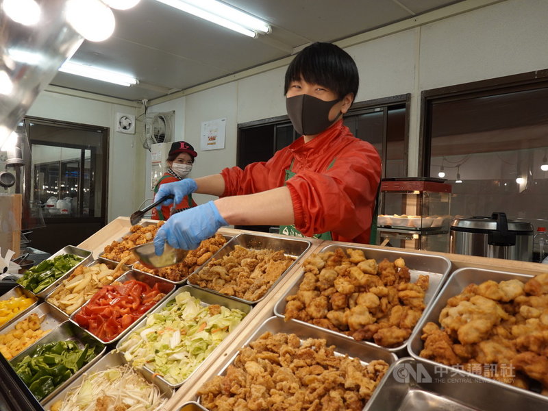 東京鐵塔台灣祭（美食活動）正在舉行，首度推出的鹹酥雞菜色備受喜愛。中央社記者楊明珠東京攝 110年12月6日
