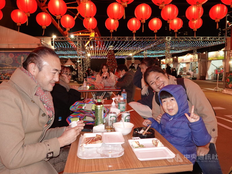 東京鐵塔台灣祭（美食活動）正在舉行，很多日本人不敢吃臭豆腐，但還是有人很享受這道「美味佳餚」。圖為日本人一家三口，丈夫吃臭豆腐時，兒子「抗議」喊臭。中央社記者楊明珠東京攝 110年12月6日