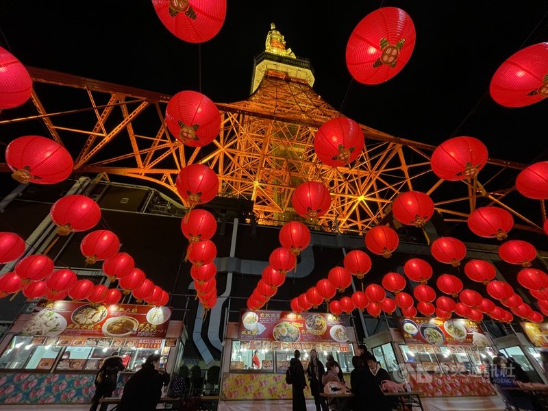 東京鐵塔台灣祭(美食活動)3日登場,舉辦到明年1月16日,吸引不少日本人和台灣僑胞前來享受台灣氣氛。中央社記者楊明珠東京攝 110年12月6日
