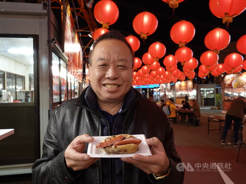 東京鐵塔台灣祭(美食活動)3日登場,舉辦至明年1月16日。這次在主辦單位顧問張維正(圖)的建議下,推出大腸包小腸、胡椒餅、麻油雞等新菜色。中央社記者楊明珠東京攝 110年12月6日