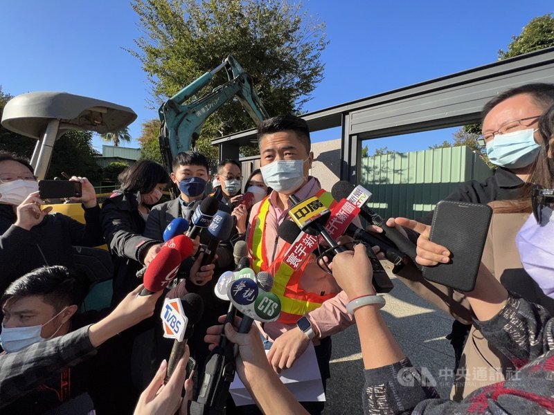 中國國民黨台中市第2選舉區立法委員補選參選人顏寬恒家族招待所被認定部分違建,顏寬恒(中)7日啟動怪手敲下第一塊磚,接著在招待所前向媒體發表聲明,也為公保地主喊冤說,政府劃編公保地卻遲不徵收。中央社記者郝雪卿攝 110年12月7日