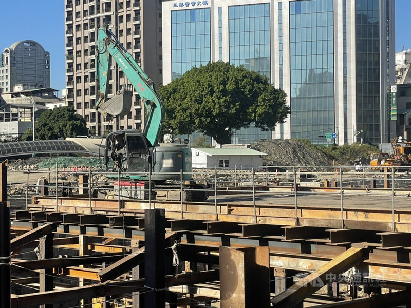 台中市中區興中停車場工地5日發生衝突事件,何姓男子操作挖土機攻擊陳姓男子操作的挖土機,造成陳男受傷,警方全案詢問後,依殺人未遂、傷害等罪嫌,將何男移送台中地檢署偵辦。(民眾提供)中央社記者蘇木春傳真 110年12月7日