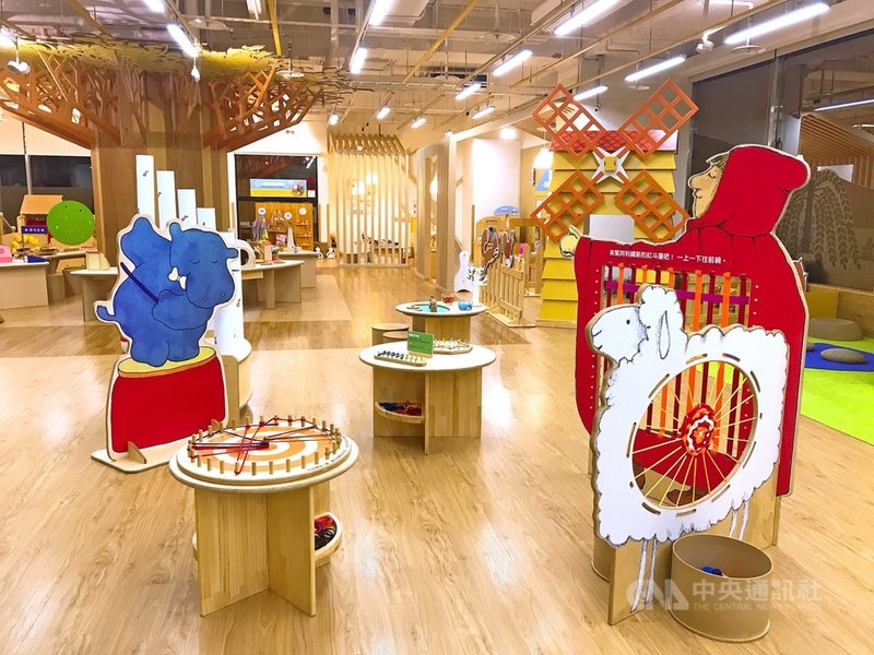 長期關注幼兒教育的信誼基金會,近期選用6本經典圖畫書場景,在親子館打造探索遊戲專區,精細設計許多操作性教具,讓幼兒在遊戲中發展跨領域能力。(信誼基金會提供)中央社記者陳至中台北傳真 110年12月7日