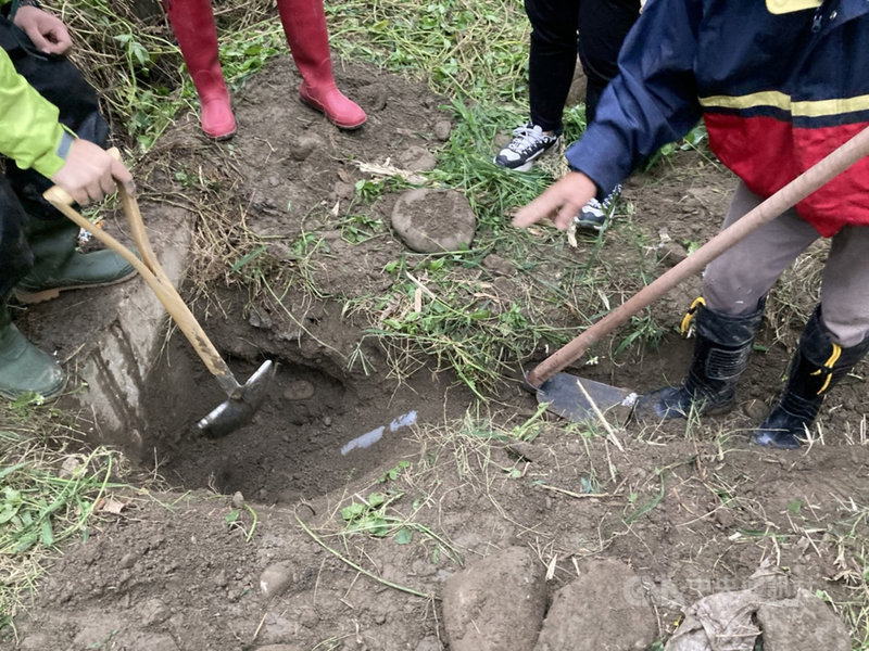 新竹市環保局獲報,九甲埔圳灌溉渠道混濁且有浮油情形,污染灌溉水體。經查為一家不肖寵物食品製造業者埋暗管、排廢水,依水污染防治法從重處分159萬元罰鍰。(新竹市政府提供)中央社記者郭宣彣傳真 110年12月7日