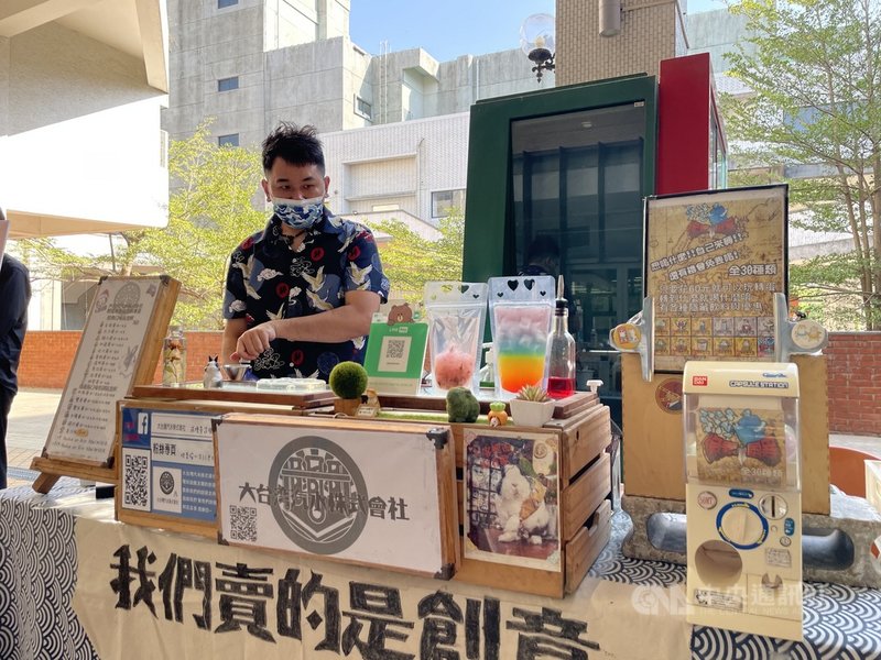 雲林縣政府7日在雲林創意設計中心舉辦「雲林文創週X療癒選物祭」開幕記者會,同時邀集通過雲林亮販點審查的店家設攤,展現各自的特色。中央社記者姜宜菁攝 110年12月7日