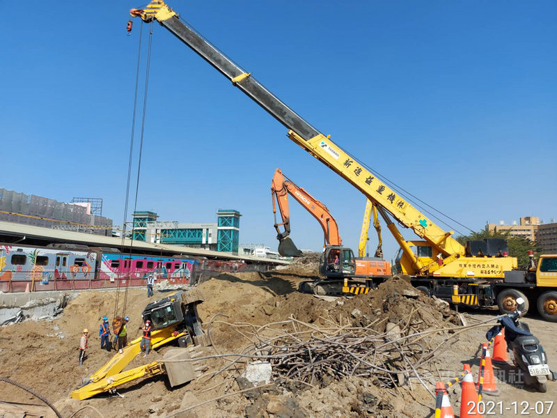 台南鐵路地下化工程7日上午發生一輛怪手因土質鬆軟而傾倒,經現場其他機具協助傾倒怪手扶正,無人員傷亡,也未影響鐵路營運與行車安全。(鐵道局提供)中央社記者張榮祥台南傳真 110年12月7日