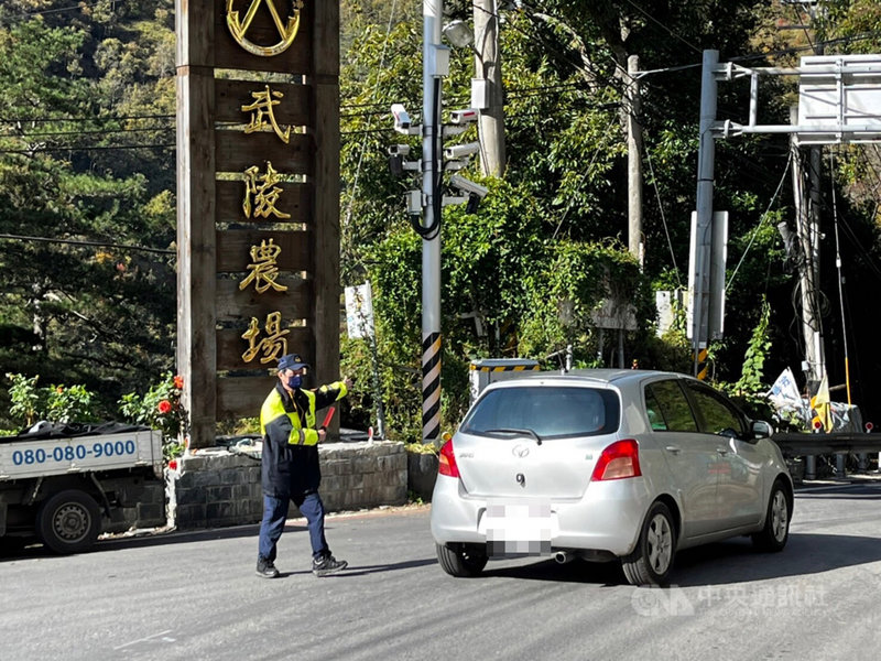 武陵農場櫻花季將登場,台中市政府警察局和平分局7日表示,規劃從111年2月12日起至28日止,共17天實施交通疏運管制。(警方提供)中央社記者郝雪卿傳真 110年12月7日