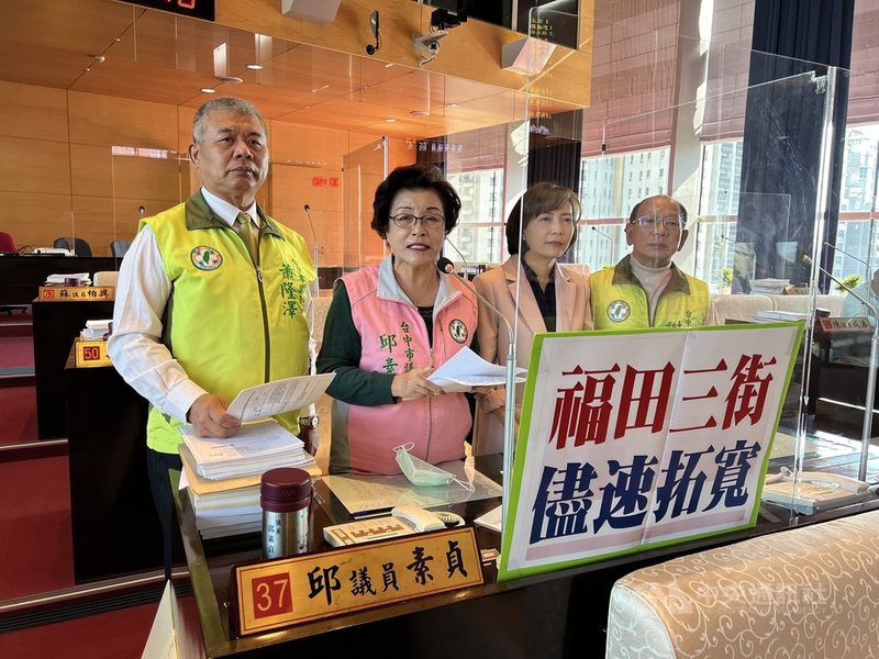 台中市議員邱素貞(左2)、蕭隆澤(左1)、陳淑華(左3)、謝明源(左4)7日指出,位於南區樹義國小旁的福田三街原本是15公尺寬的計畫道路,由於市府一直未辦理用地徵收,中途路幅突然縮減至7到8公尺寬,常造成人車爭道,呼籲市府盡速拓寬道路,改善當地交通安全。中央社記者郝雪卿攝 110年12月7日