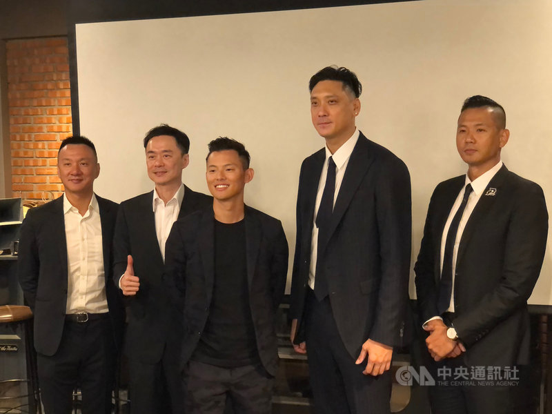 P. LEAGUE+福爾摩沙台新夢想家7日舉行開季活動,宣布本季口號為「無庸置疑 Nodoubt」,董事陳立宗(左起)、董事長張承中、總經理韓駿鎧、球員發展總監田壘與P. LEAGUE+聯盟執行長陳建州出席。中央社記者黃巧雯攝 110年12月7日