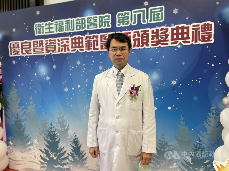 衛生福利部7日舉辦所屬醫院優良暨資深典範醫師頒獎典禮,身兼桃園3處集中檢疫所指揮官的部立桃園療養院副院長詹宏裕(圖)是資深典範獎得主之一。中央社記者江慧珺攝 110年12月7日