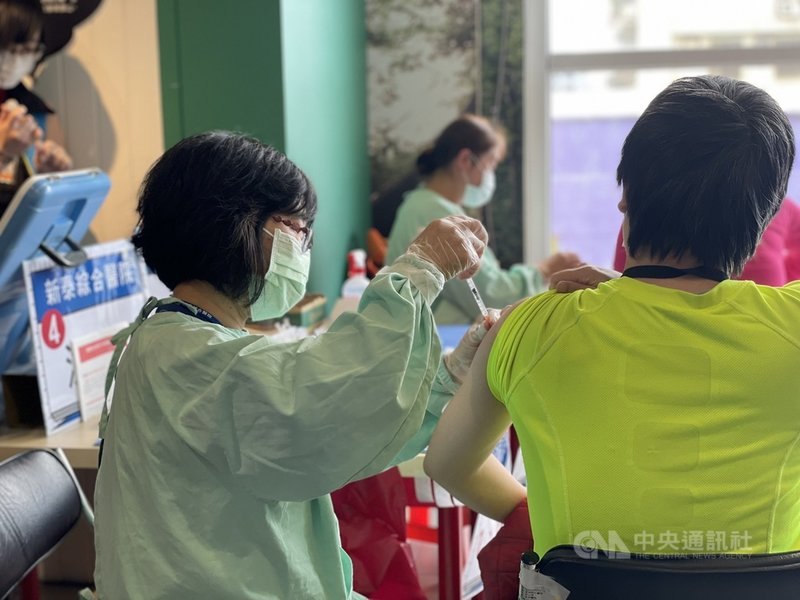 為提升國內疫苗接種覆蓋率,新北市百貨賣場陸續設置接種站,IKEA宜家家居新莊店7日開打,吸引許多民眾前往接種。(衛生局提供)中央社記者王鴻國傳真 110年12月7日