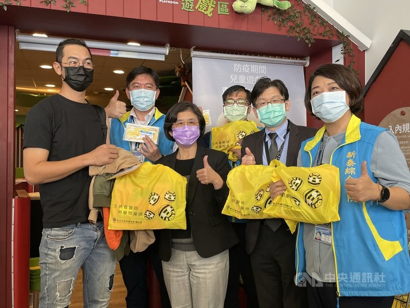 新北市百貨賣場陸續設置疫苗接種站,IKEA宜家家居新莊店7日開打,現場提供百份好禮,吸引民眾前往接種。(衛生局提供)中央社記者王鴻國傳真 110年12月7日