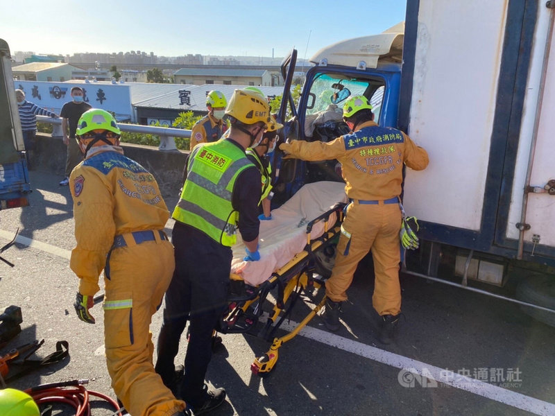 台74線中彰快速道路西屯路段7日發生5輛車追撞事故,其中1輛小貨車駕駛受困車內,消防局獲報到場救援,協助駕駛脫困並送醫救治。(台中市消防局提供)中央社記者蘇木春傳真 110年12月7日