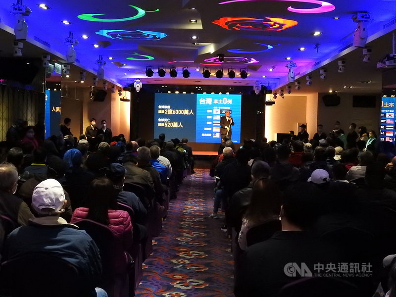 4大公投投票在即,行政院長蘇貞昌(後中)7日到新北市永和區參與公投宣講會,呼籲民眾投下「4個不同意」。中央社記者王鴻國攝 110年12月7日