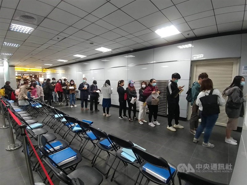 中央流行疫情指揮中心於台北車站設置莫德納疫苗接種站,7日下午1時至5時已有1700人施打疫苗,比6日同時間1300人還要多,接種速度相當快。中央社記者施宗暉攝 110年12月7日